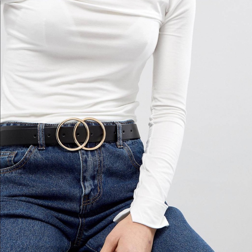 Never worn circle belt. Black and yellow gold